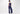 Frau in blauem Sportoutfit und Turnschuhen